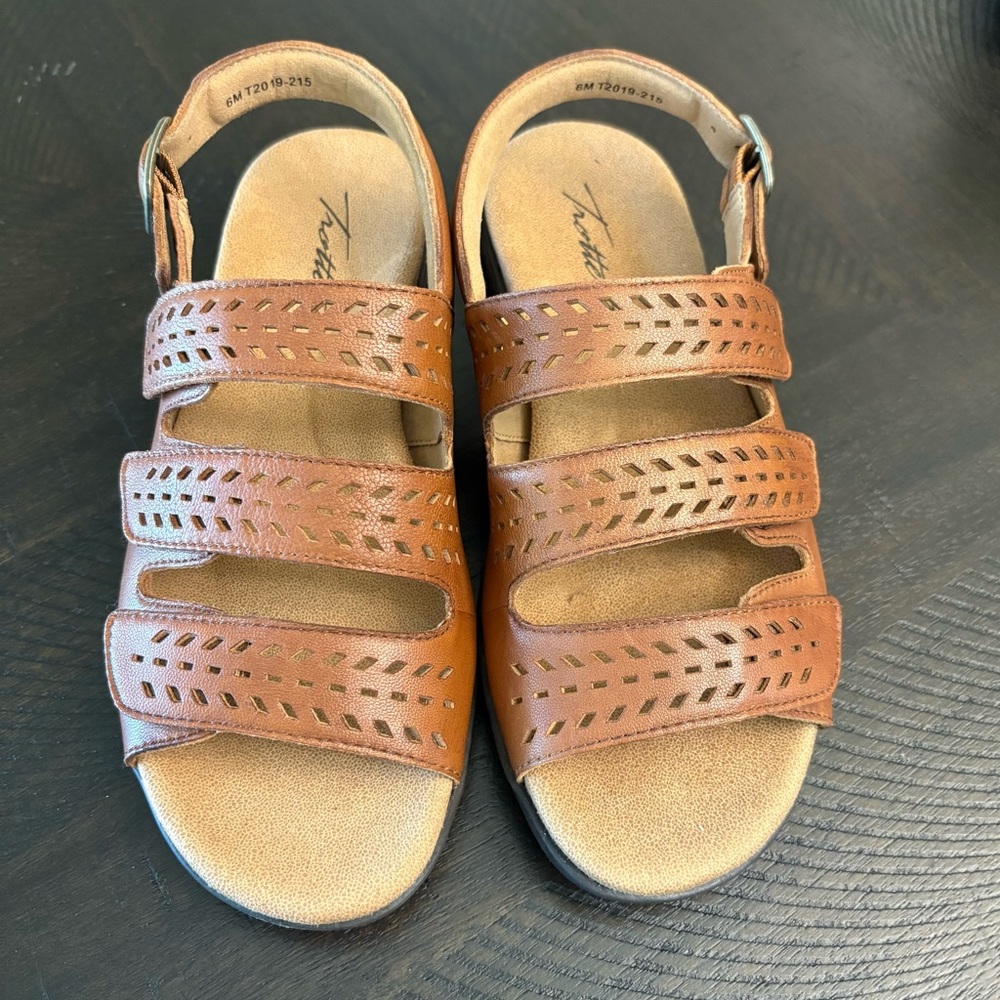 Trotters Trinity Sandals NWT Women’s Size 6 Luggage Color Adjustable Straps